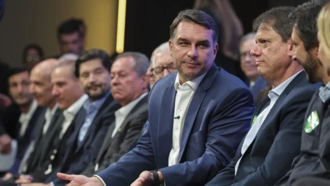 Flávio Bolsonaro (PL) ao lado de aliados e lideranças empresariais.
