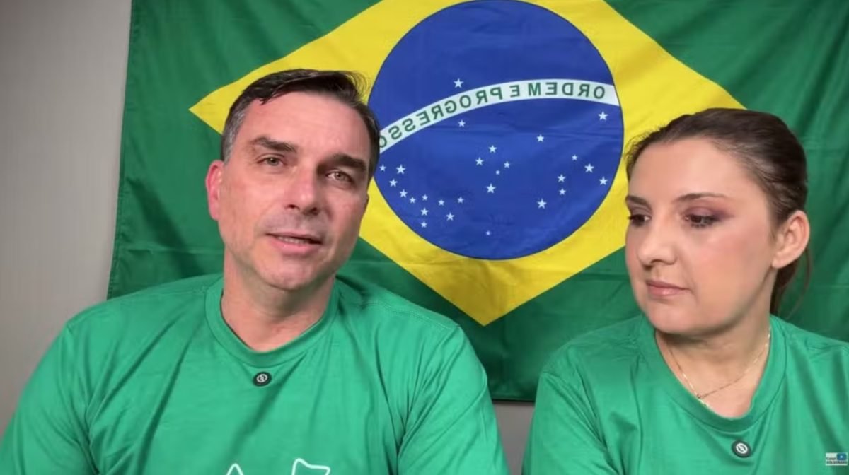 Flávio Bolsonaro com Daniella Marques em live nesta quinta-feira (16)