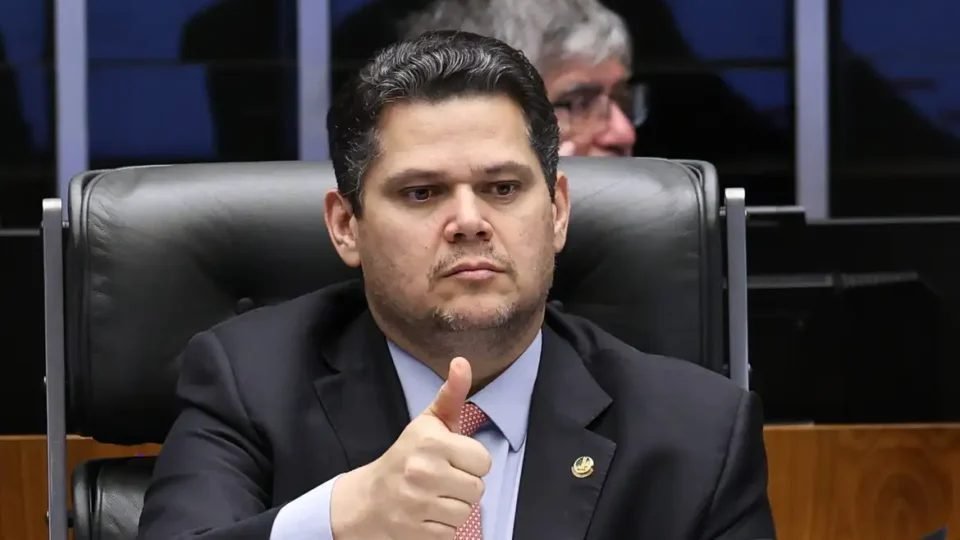 Em barganha pelo comando do Senado, Alcolumbre articula indulto ou anistia a Jair Bolsonaro em troca de votos da direita
