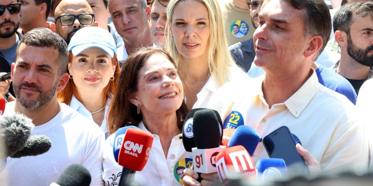 Flávio Bolsonaro promete 'guerra' a facções criminosas ao lado de Douglas Ruas e nega venda da Petrobras