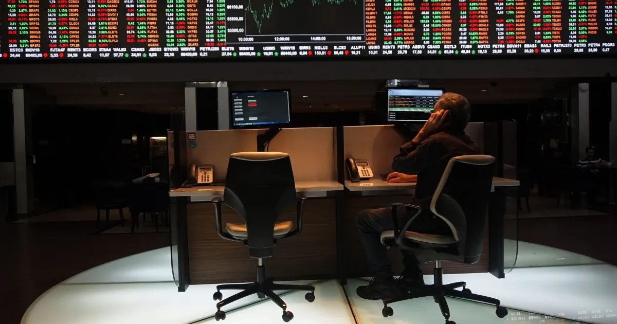 Ibovespa cai 2,68% após eleição e dólar fecha perto de R$ 5,34