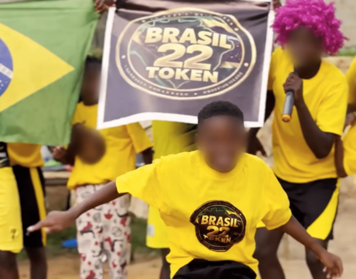Esquema com criptomoedas e crianças de Uganda pede votos para Flávio Bolsonaro e acende alerta na Justiça Eleitoral