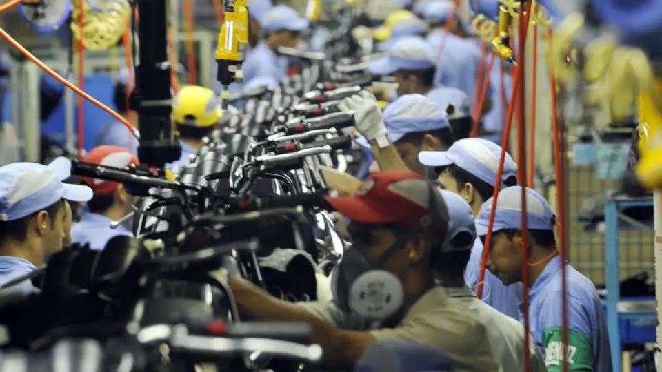 Produção de motos no Brasil tem melhor setembro em 15 anos e Abraciclo revisa meta para 2,1 milhões