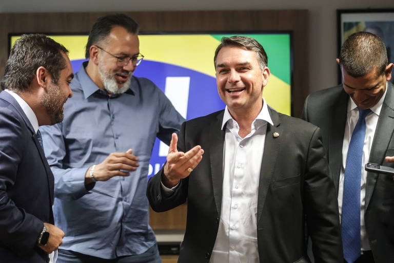 Homenagens a algozes de Marielle, Amarildo e juíza Patrícia Acioli expõem teia de relações de Flávio Bolsonaro com a milícia do Rio