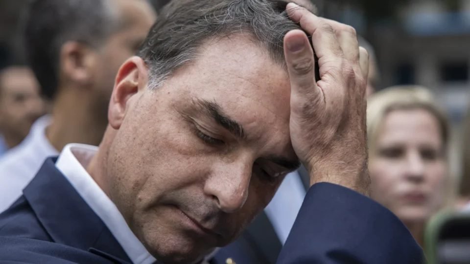 TSE desmente Flávio Bolsonaro: fiscais do PL não foram retirados da sala-cofre, que não recebe visitas