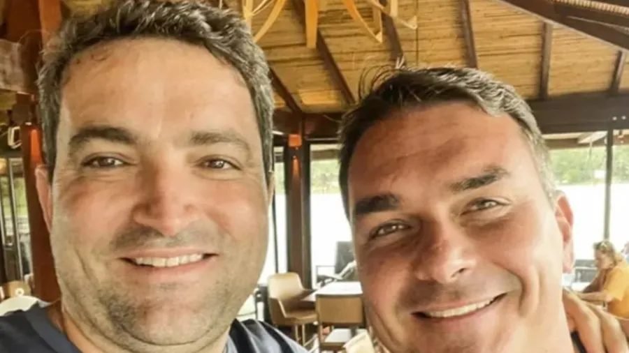 Fraude no INSS: Polícia Federal identifica vínculo bancário e voos privados entre Flávio Bolsonaro e advogado investigado