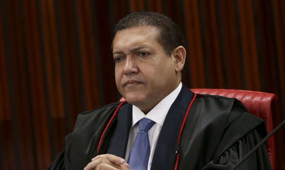 Guerra de canais no WhatsApp: TSE trava disputa entre "Exército do Lula" e "Tropa do Flávio" na reta final da campanha