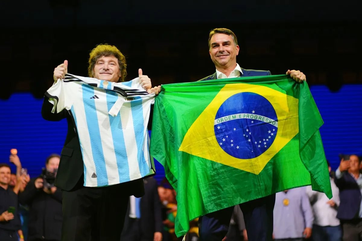 O espelho quebrado de Milei: o plano de Flávio Bolsonaro e Daniella Marques para reeditar o choque argentino no Brasil