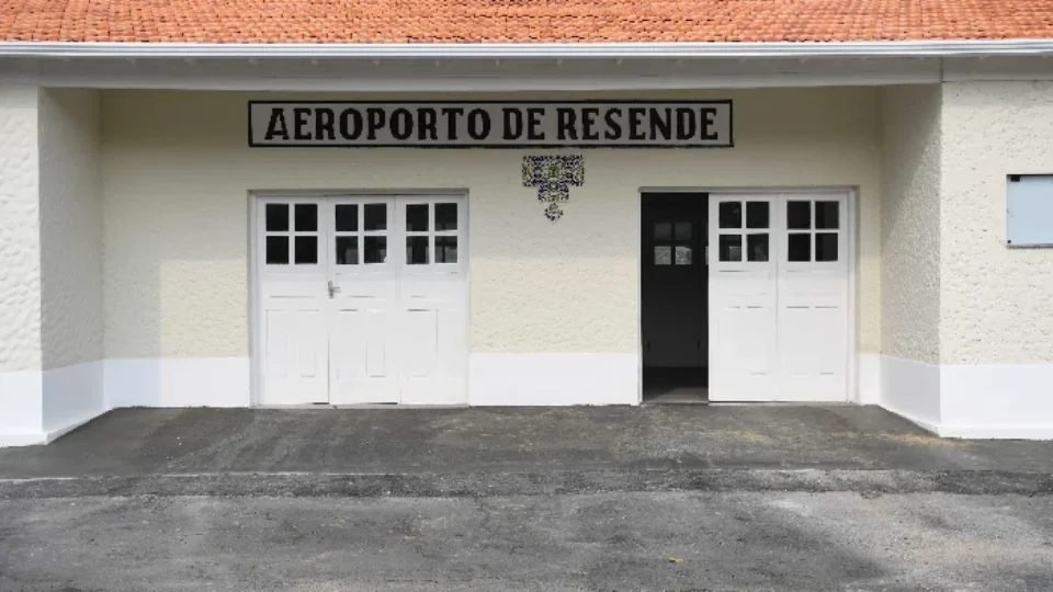R$ 8,3 milhões para voos que não existem: mais de 58% das emendas Pix de Flávio Bolsonaro foram para aeroporto fantasma em Resende