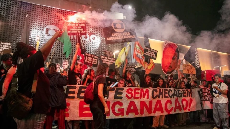 Manifestação em frente a sede da Rede Globo