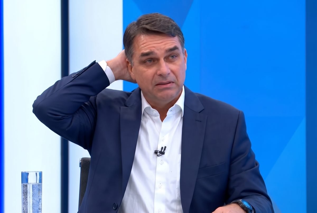 Jogo de cena na reta final: Flávio Bolsonaro não abriu dados de sigilo e trava divulgação oficial no TSE
