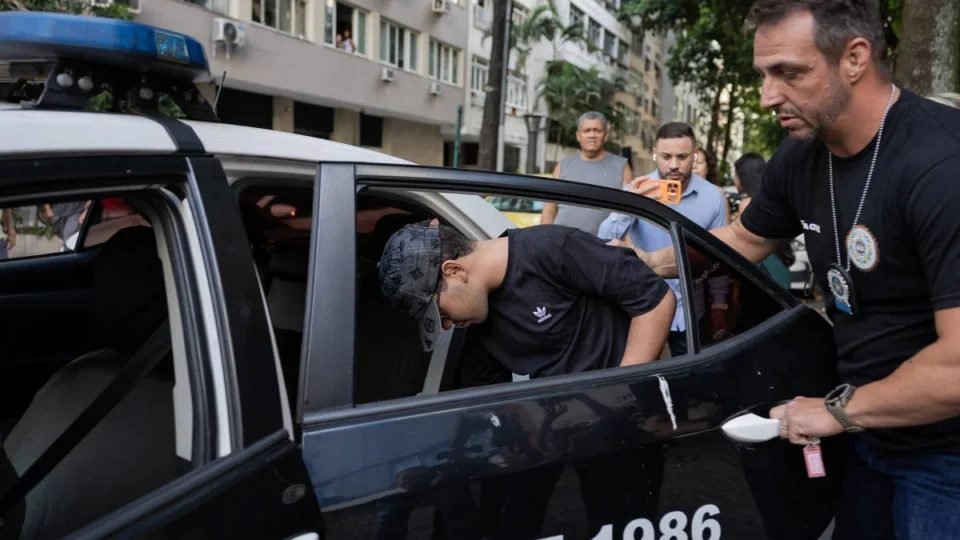 Justiça do Rio condena quatro homens a 15 anos de prisão por estupro coletivo de adolescente em Copacabana